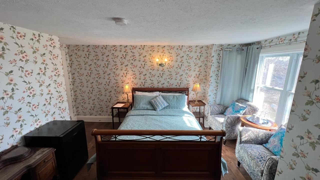 Standard Queen Room