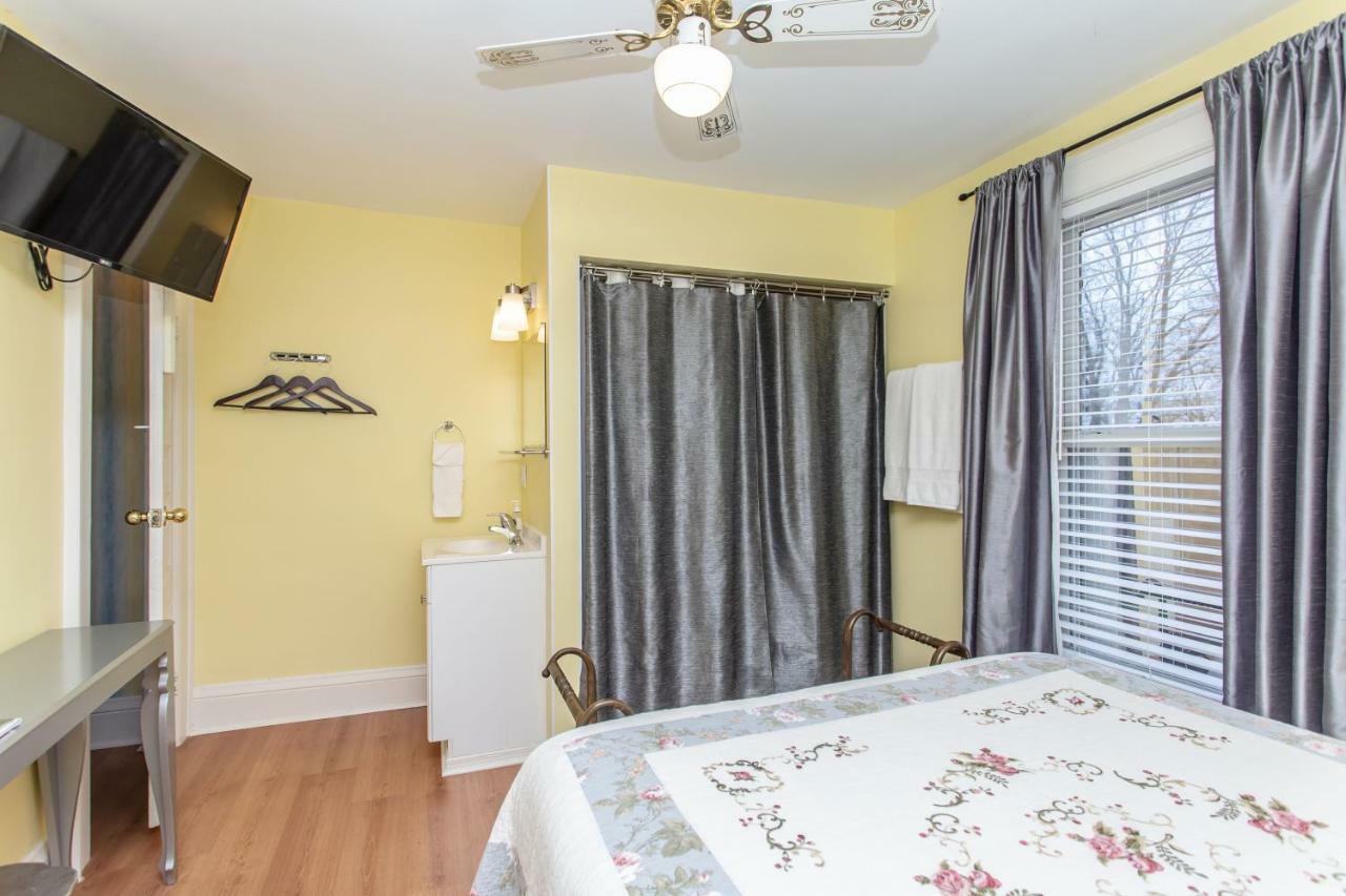 Queen Room Yellow Room
