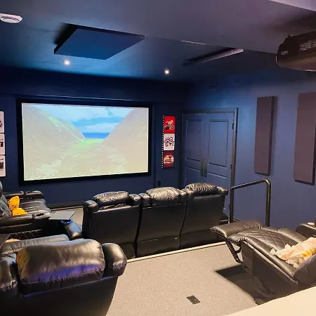 Super Luxurious Theatre Room Near Canada Horeseshoe Fall-2